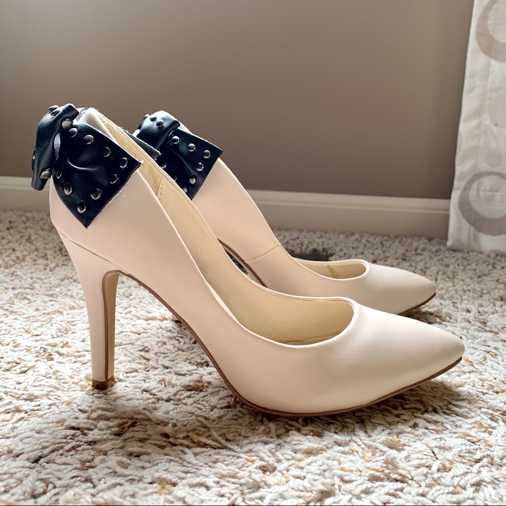 New nude pointed toe pumps with black bow sz 6